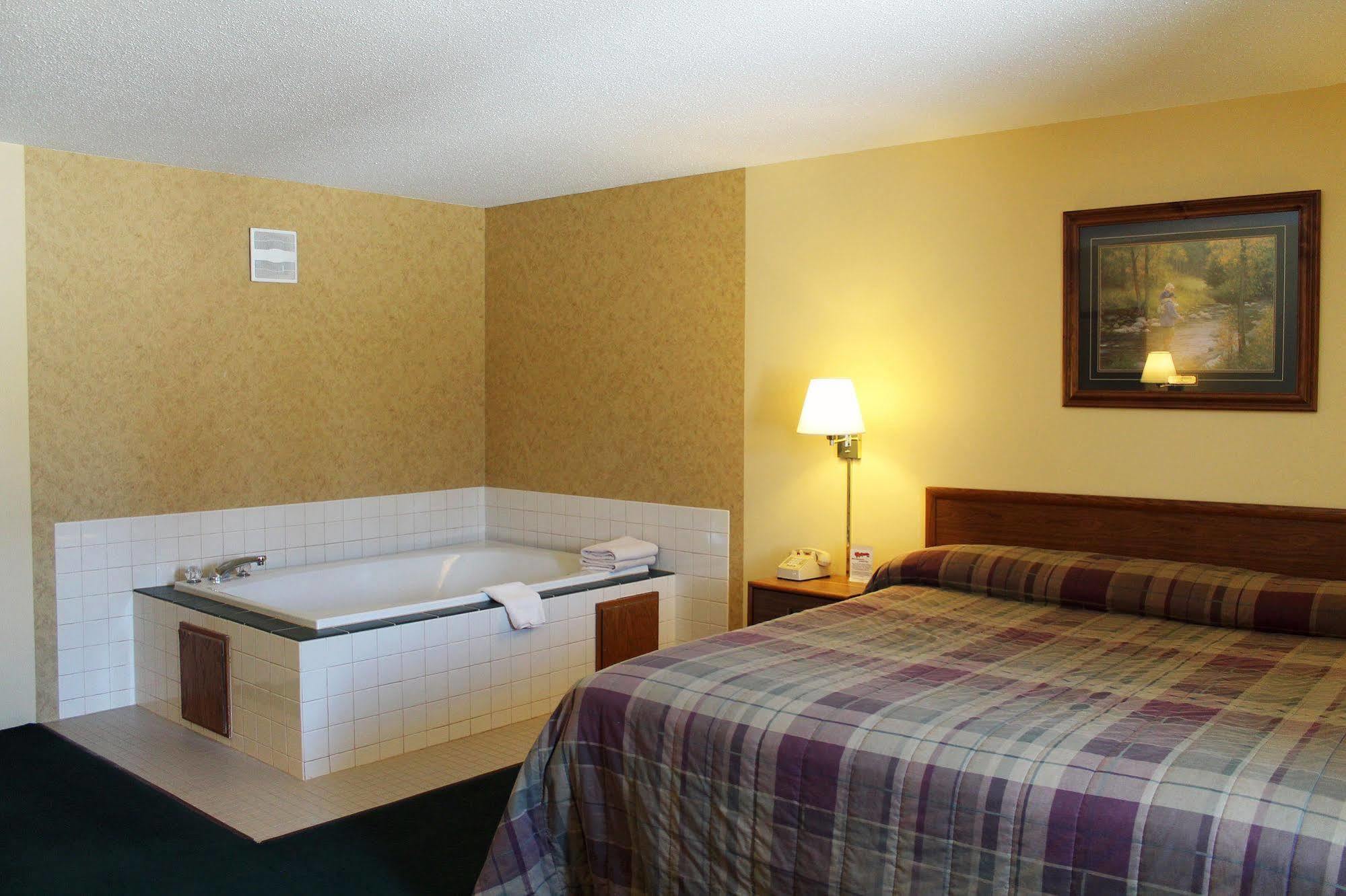 Mcquoid'S Inn And Event Center Isle Exteriér fotografie